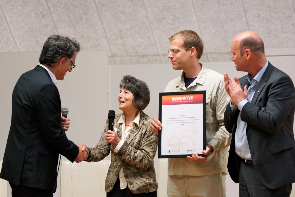 Die Preisverleihung an die AG Imkereimuseum in Meldorf  - Bild: Gunnar Zink