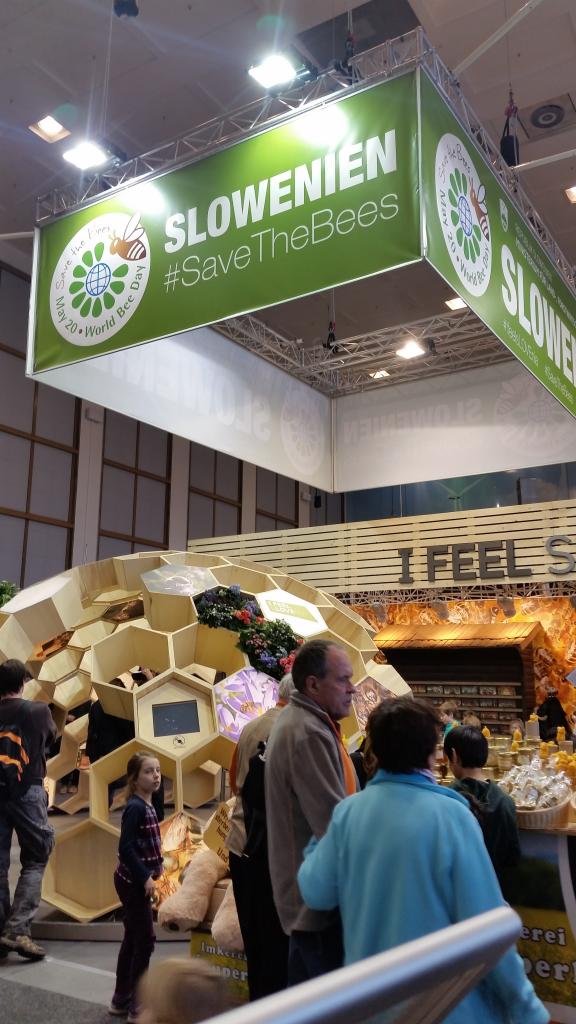 Absolutes Bienen-Highlight: Slowenien in Halle 18 mit eine Wabenkuppel aus Holz!
