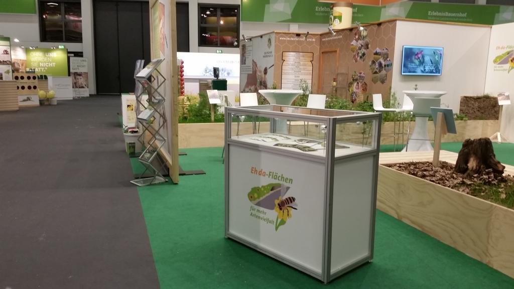 ...direkt neben dem Stand "<a href="https://de.wikipedia.org/wiki/Forum_Moderne_Landwirtschaft">Forum Moderne Landwirtschaft</a>" das versucht, flächenintensive Artenschutzmaßnahmen auf die "Eh Da-Flächen" der öffentlichen Hand zu verbannen.