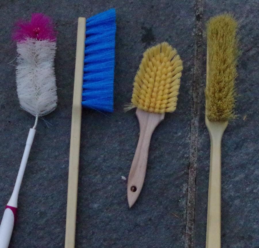 <strong>Naturborsten oder Bürsten mit Union-Besatz gehen in der heissen Lauge kaputt. Besser sind Spülbürsten. Das Laugengefäß sollte aus Edelstahl sein; Emaillie geht mit der Zeit kaputt.</strong>