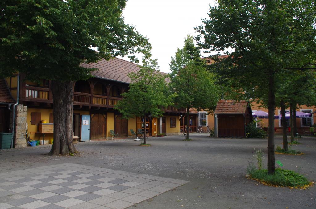 Hofansicht in Richtung Café