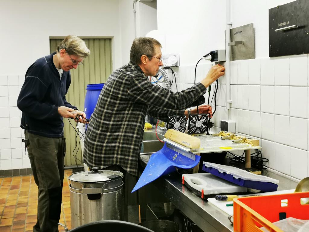 Merke: Osmosewasser leitet Strom nur schlecht - daher also Tausch gegen einen Schwimmerschalter!