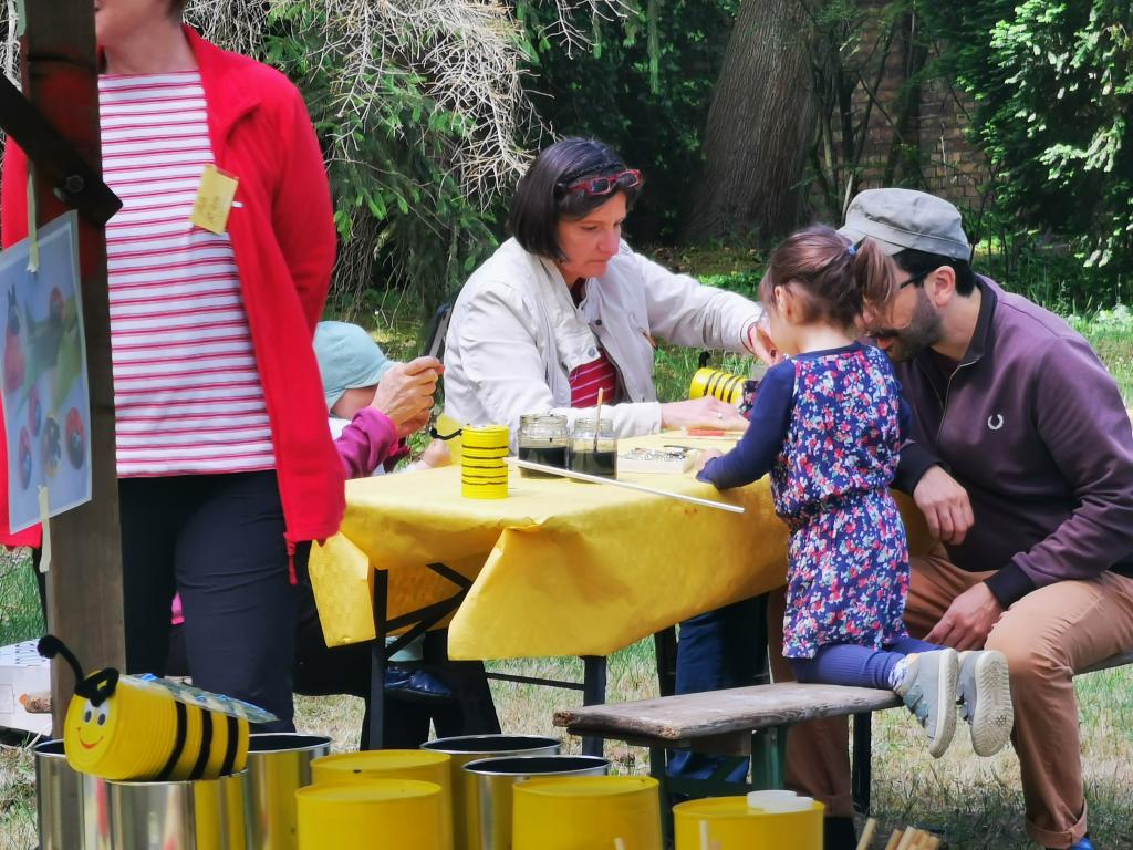 Am Bastelstand wurden Dosenbienen gebaut
