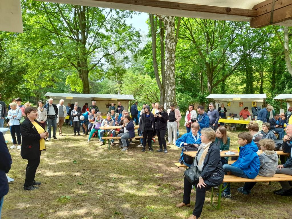 Unsere Gäste lauschen der Geschichte des Projekts (Bild: Anja Zietz)