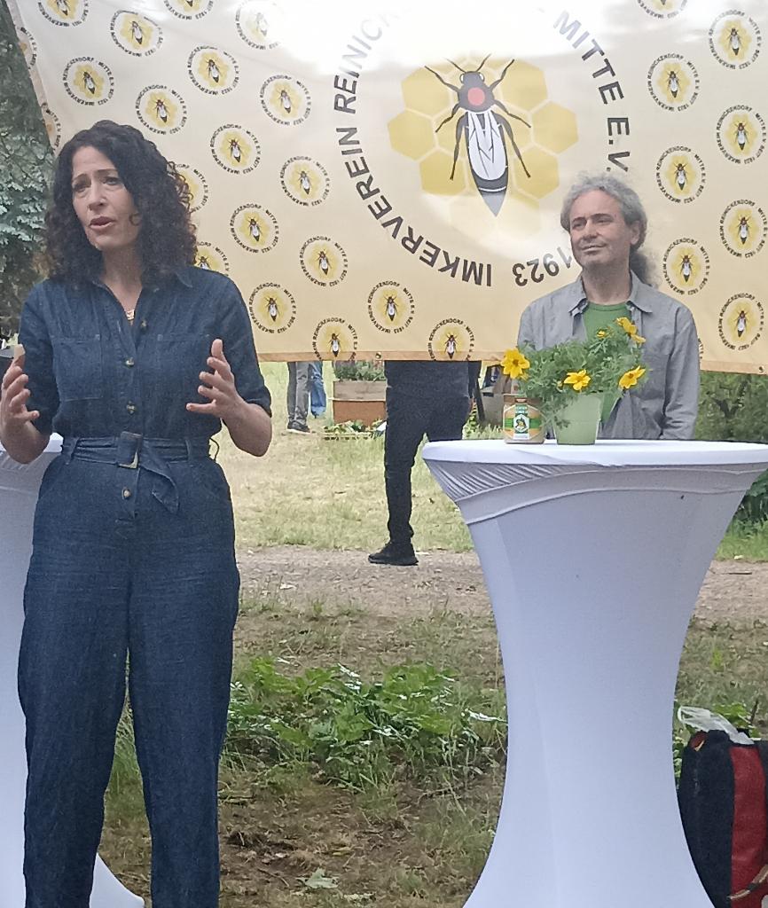 Bettina Jarasch, die Senatorin für Umwelt, Mobilität, Verbraucher- und Klimaschutz, betont die Bedeutung von Friedhöfen für solche Projekte - und wünscht uns weiterhin viel Erfolg!